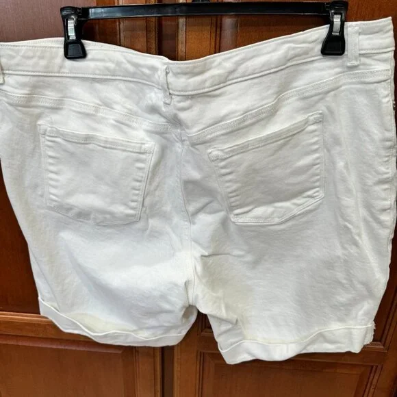 Womens Bermuda Shorts White - Picture 2 of 4